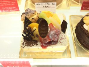 新作ケーキ🍰12日臨時休業のお知らせ